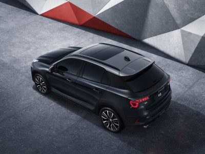 Автомобиль Lynk&co 02