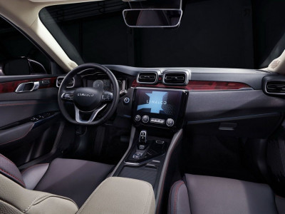 Автомобиль Lynk&co 02