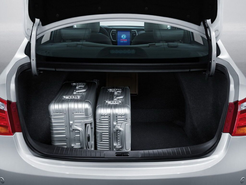 Автомобиль Dongfeng E70 — 14