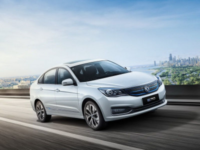 Автомобиль Dongfeng E70
