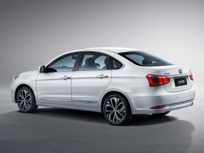 Автомобиль Dongfeng E70