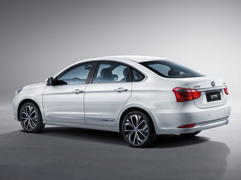 Автомобиль Dongfeng E70 — 10