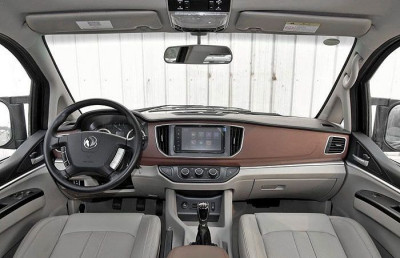 Автомобиль Dongfeng M5