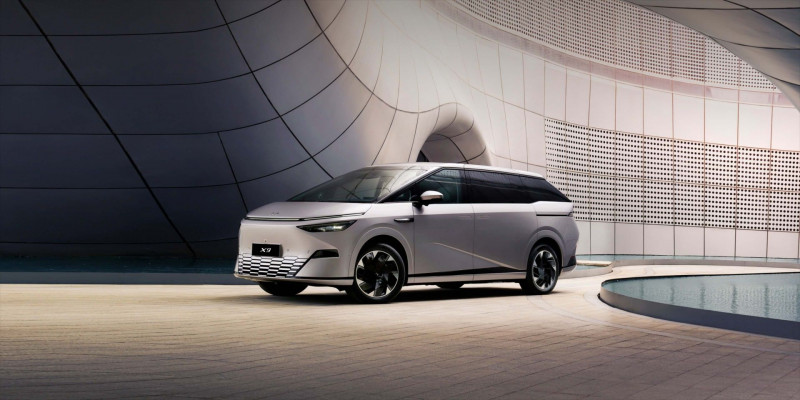 Новый автомобиль Xpeng X9 — 16